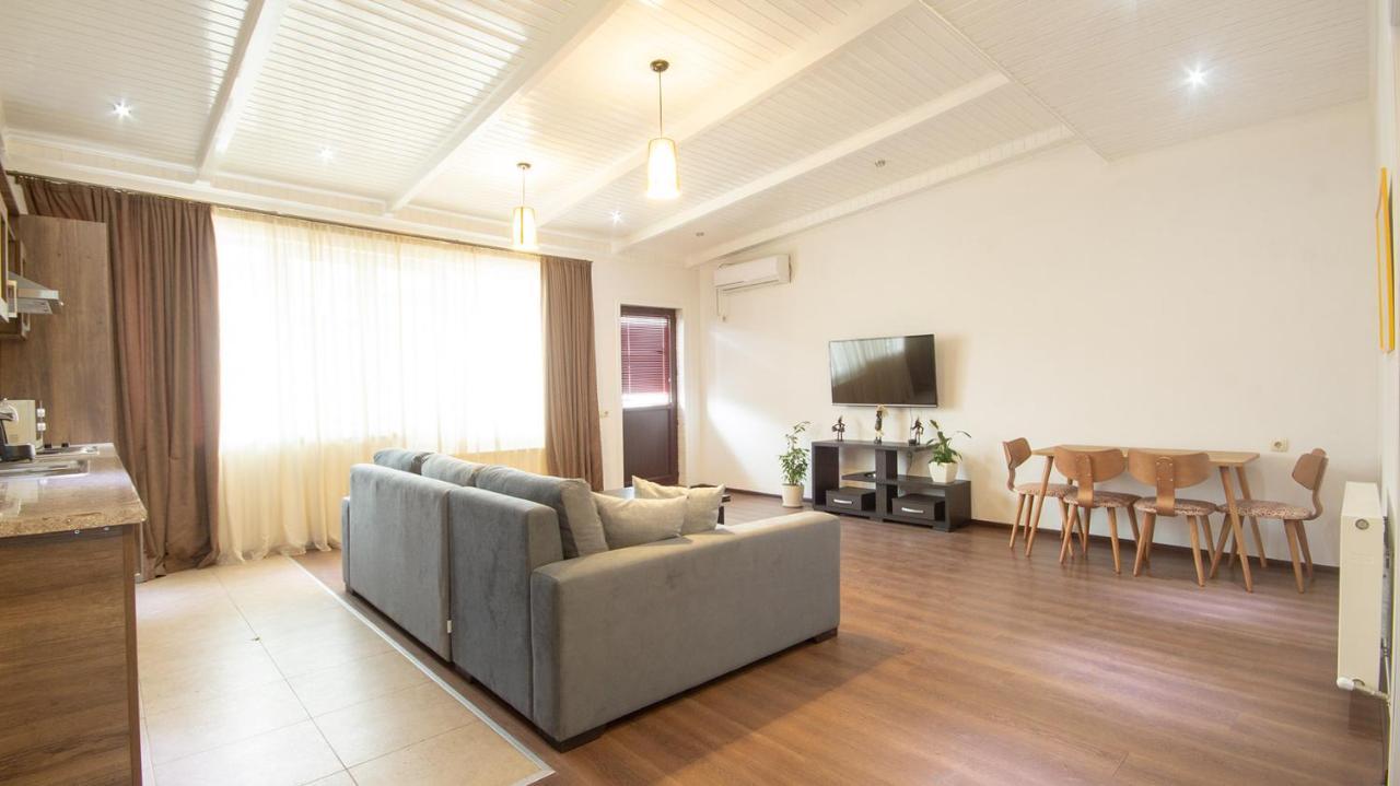 Big Terrace Apartment On Liberty Square Tiflis Exterior foto